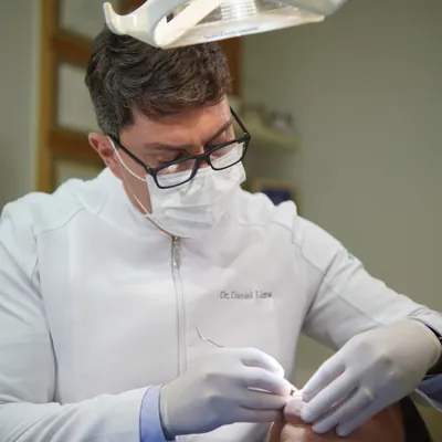 Dr. Daniel Lima, dentista cirurgião bucomaxilofacial e especialista em implantes dentários em Patos de Minas/MG - Clínica Bela Face Odontologia